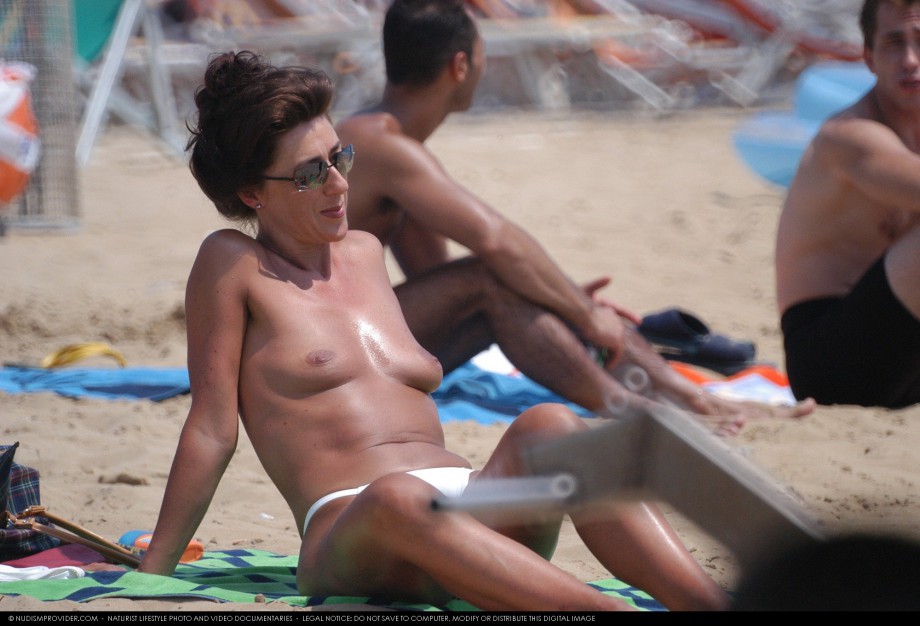 Topless girls on the beach - 289 - part 1