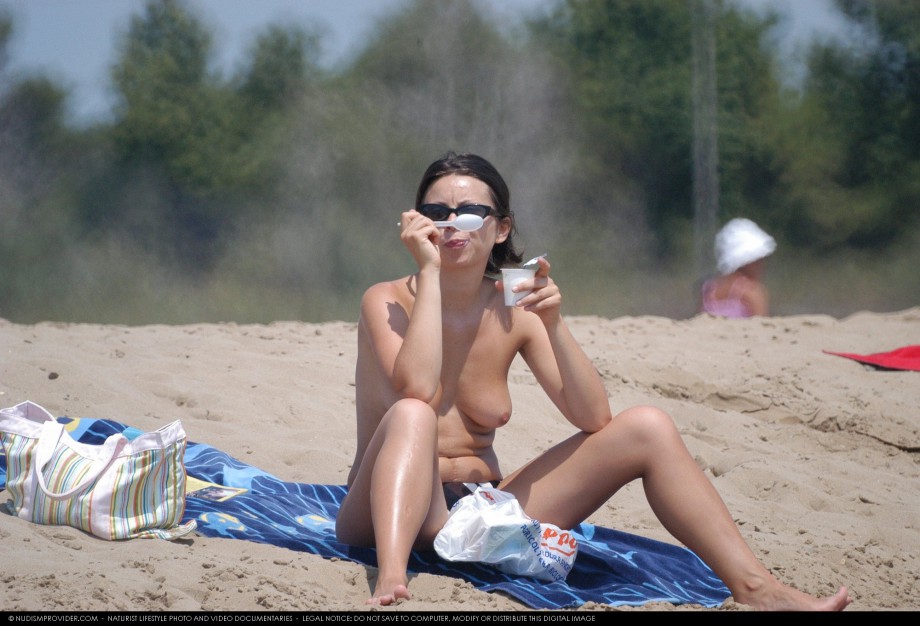 Topless girls on the beach - 289 - part 1