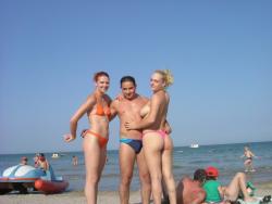 Holiday - beach young girls 03 18/25