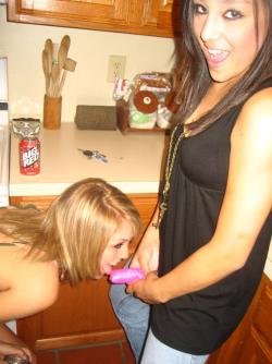 Young girls at party-  drunk teenagers - amateurs pics 13 6/50