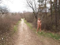 Young girl naked outdoor 29/71