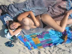Beach amateurs pics - topless 04 10/49