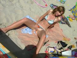 Beach amateurs pics - topless 04 16/49