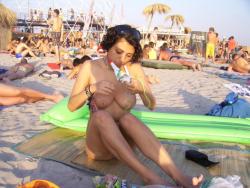 Beach amateurs pics - topless 04 19/49