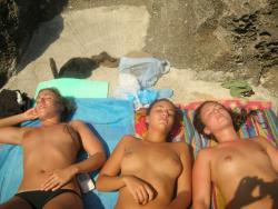 Beach amateurs pics - topless 04 20/49