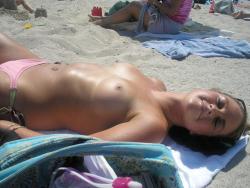 Beach amateurs pics - topless 04 22/49