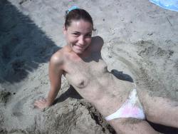 Beach amateurs pics - topless 04 24/49