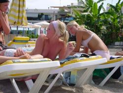 Beach amateurs pics - topless 04 25/49