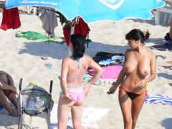 Beach amateurs pics - topless 04 26/49