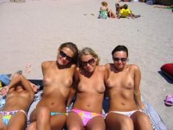 Beach amateurs pics - topless 04 28/49