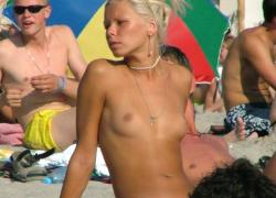 Beach amateurs pics - topless 04 27/49