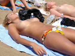 Beach amateurs pics - topless 04 30/49