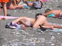 Beach amateurs pics - topless 04 33/49
