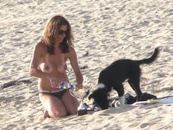 Beach amateurs pics - topless 04 43/49