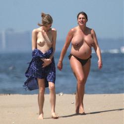 Beach amateurs pics - topless 04 41/49