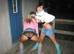 Young girls at party-  drunk teenagers - amateurs pics 14 12/48