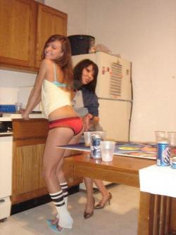 Young girls at party-  drunk teenagers - amateurs pics 14 32/48