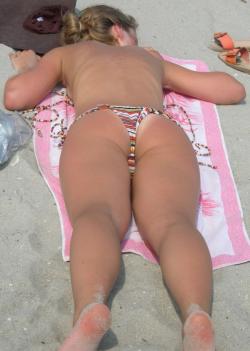 Beach girl - nudist 8/98