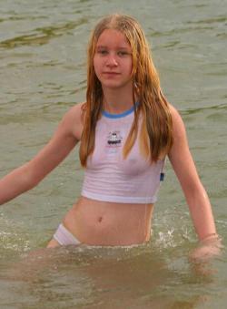 Beach girl - nudist 29/98