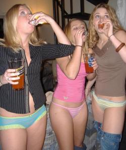 Young girls at party- drunk teenagers - amateurs pics 16  26/49