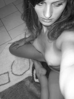 Black and white pictures of young girlfriend 9833449 2/38