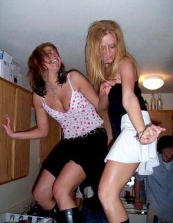 Young girls at party-  drunk teenagers - amateurs pics 17 35/48