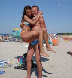 \\polish couple - holiday pics / kobieta na plazi 5/22