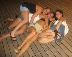 Young girls at party-  drunk teenagers - amateurs pics 18 7/48
