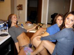 Young girls at party-  drunk teenagers - amateurs pics 18 25/48