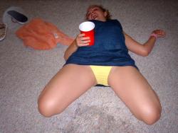 Young girls at party-  drunk teenagers - amateurs pics 18 27/48