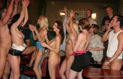 Fucking orgy at the local pub (17 pics)