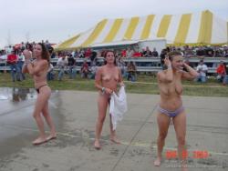Public - wet t-shirt babes (18 pics)