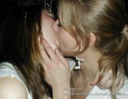 Kissing girlfriendss 02  30/80