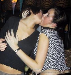 Kissing girlfriendss 02  45/80