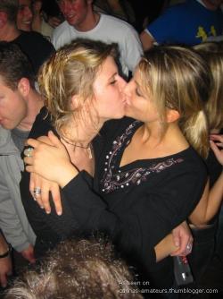 Kissing girlfriendss 02  70/80