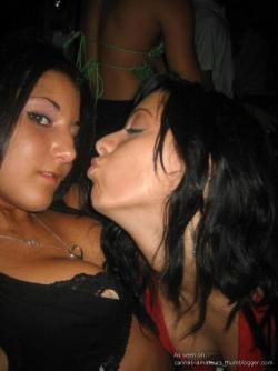 Kissing girlfriendss 01 4/96