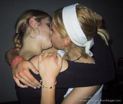 Kissing girlfriendss 01 30/96