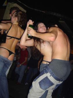 Naked partying / amateurs pics 4/30