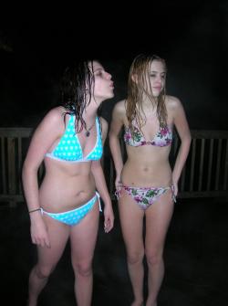 Teens in bikinis  15/42