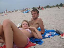 Young russian couple showing holiday pics  4/33