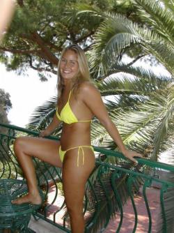 Blond amateur girl - holiday pics 2/9