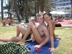 Young brunnete on holiday / topless 28/29