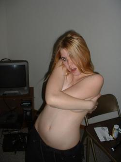 Slightly chubby blond teen girlfriend posing 19/33