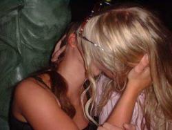 Kissing a girl 1 (150 pics)