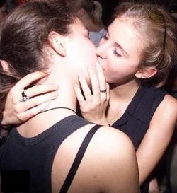 Kissing a girl 1  40/150