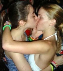 Kissing a girl 2  142/150