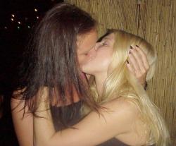 Kissing a girl 1  106/150