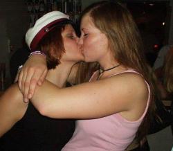 Kissing a girl 1  124/150