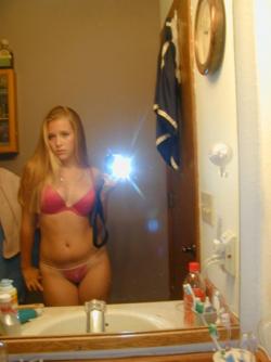 Selfshots of young girl 33/36