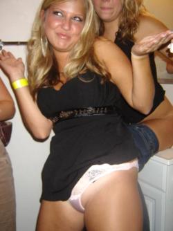 Young girls at party-  drunk teenagers - amateurs pics 19 41/46